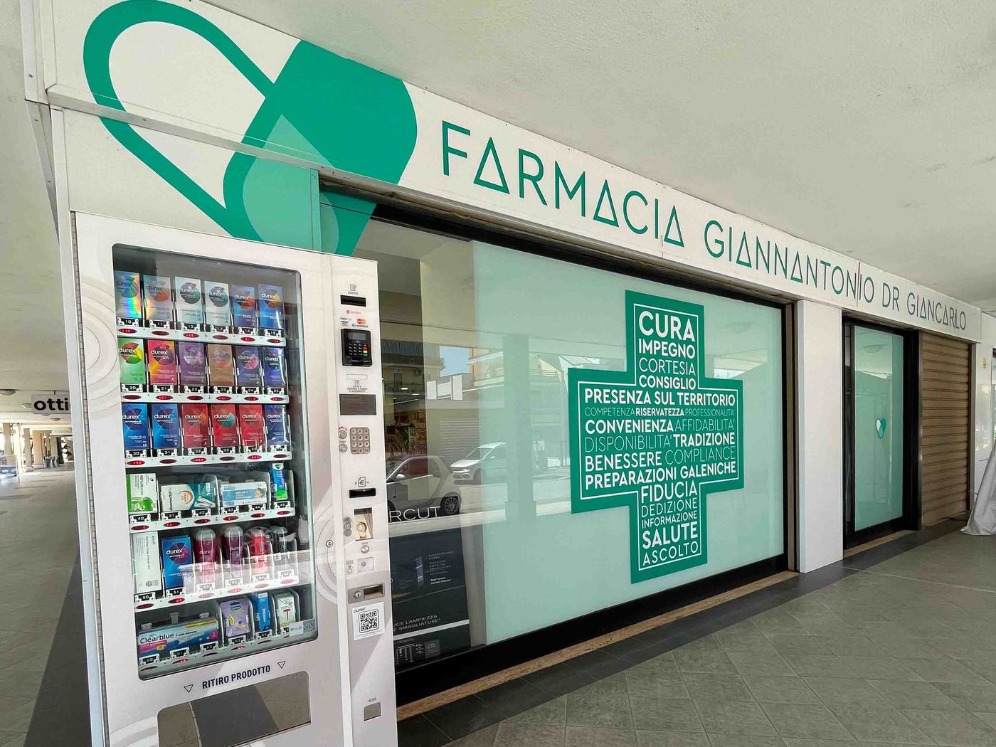 L’insegna e la vetrina della Farmacia Giannantonio in via Don Carlo Torello
