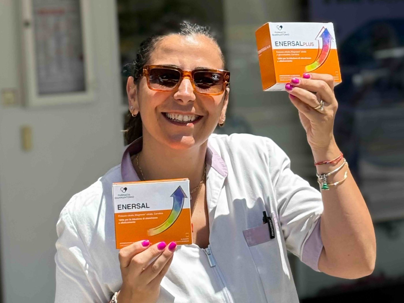 Farmacista presenta gli integratori durante un’iniziativa in farmacia