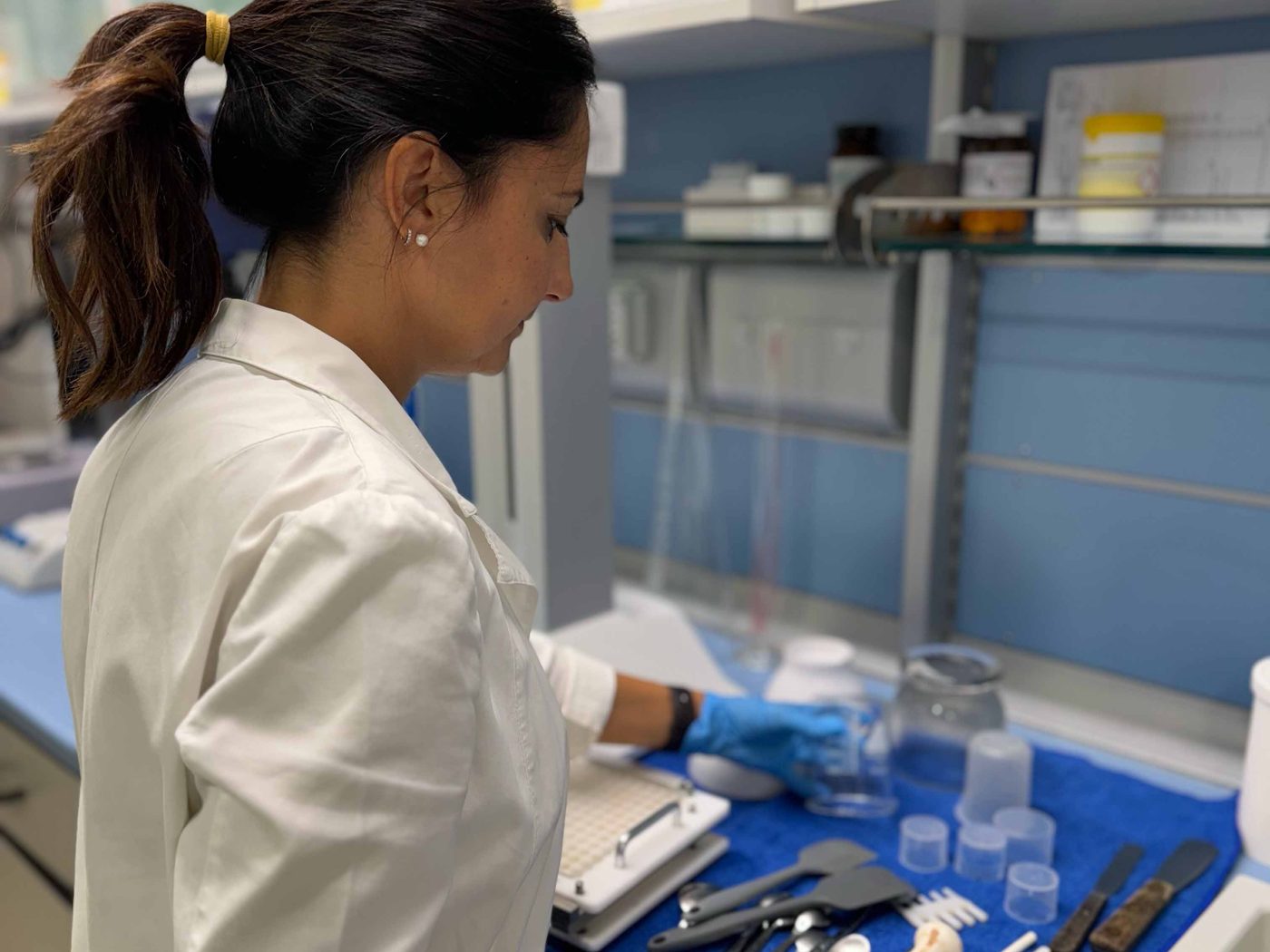 Farmacista al banco del laboratorio galenico