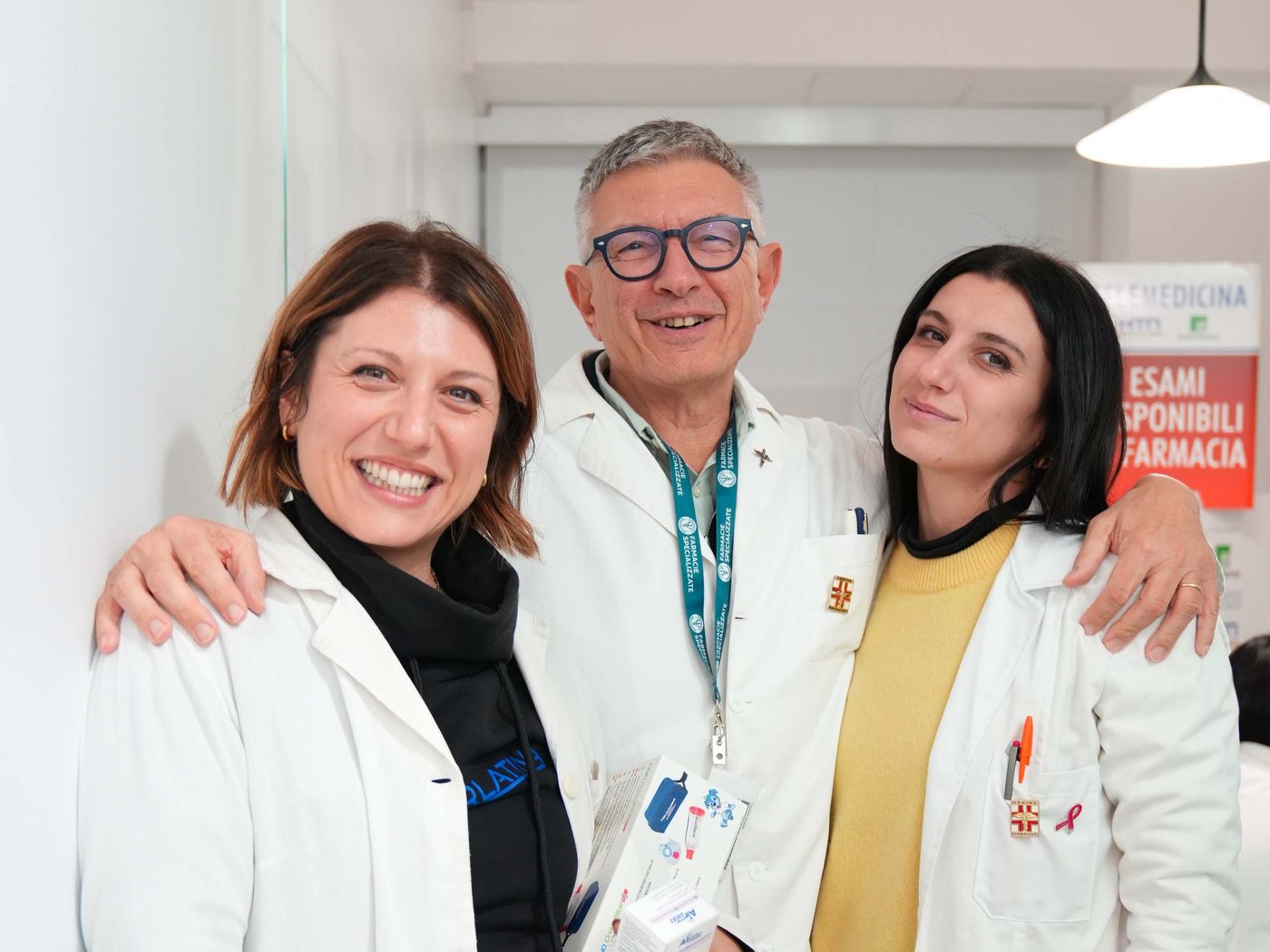 Il dott. Giancarlo Giannantonio con le due figlie, farmaciste, nella Farmacia Giannantonio